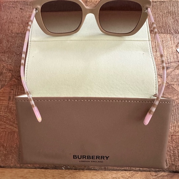 Burberry Carroll tan sunglasses - Picture 4 of 8